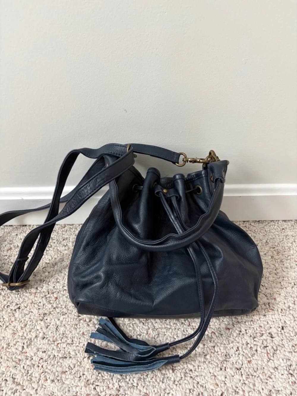 Wanderers Tassel Drawstring Shoulder Bag - navy